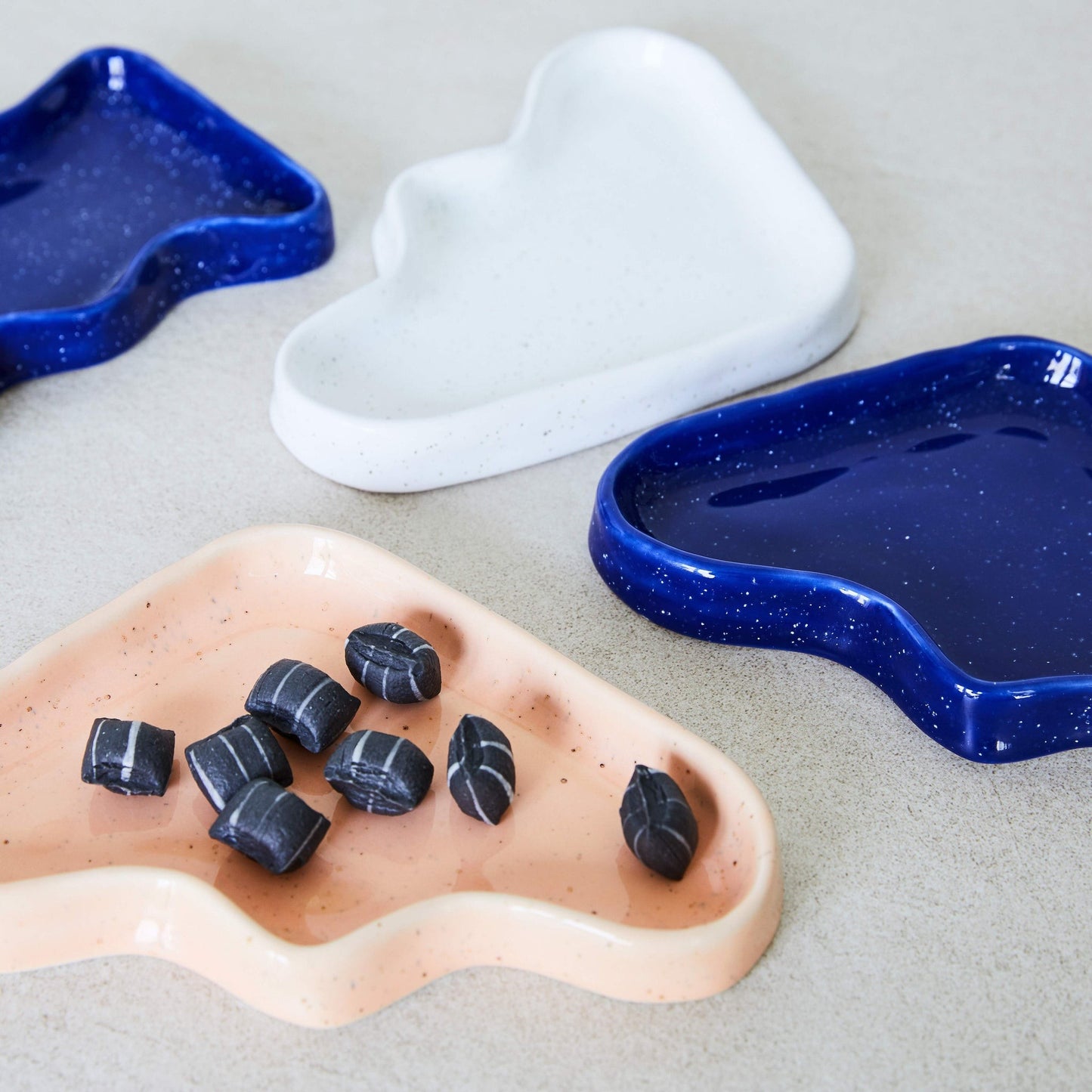 Plateau Wave triangulaire en céramique pêche mouchetée
