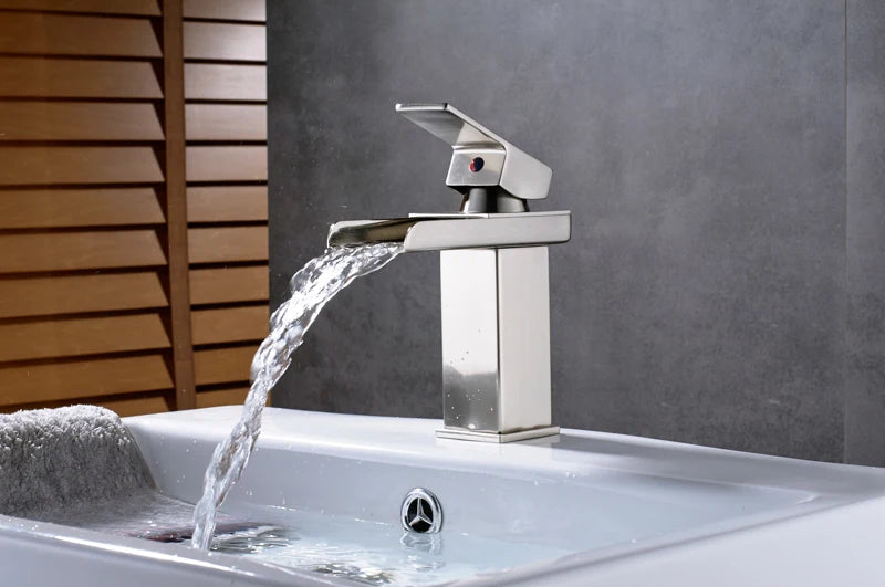 Robinet Cascade Noir pour Lavabo
