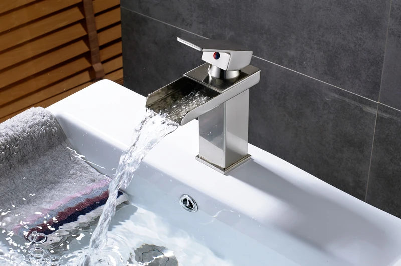 Robinet Cascade Noir pour Lavabo