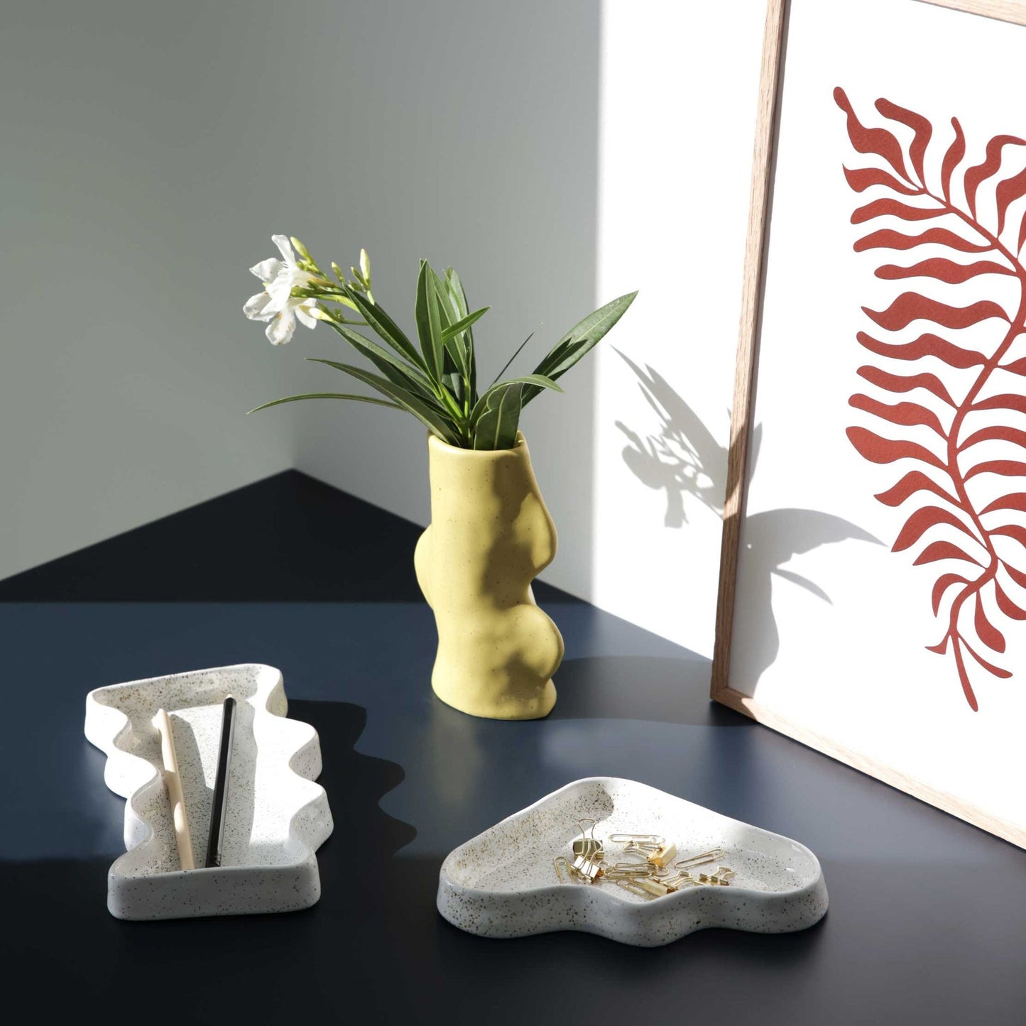 Plateau Wave rectangulaire en céramique blanche mouchetée