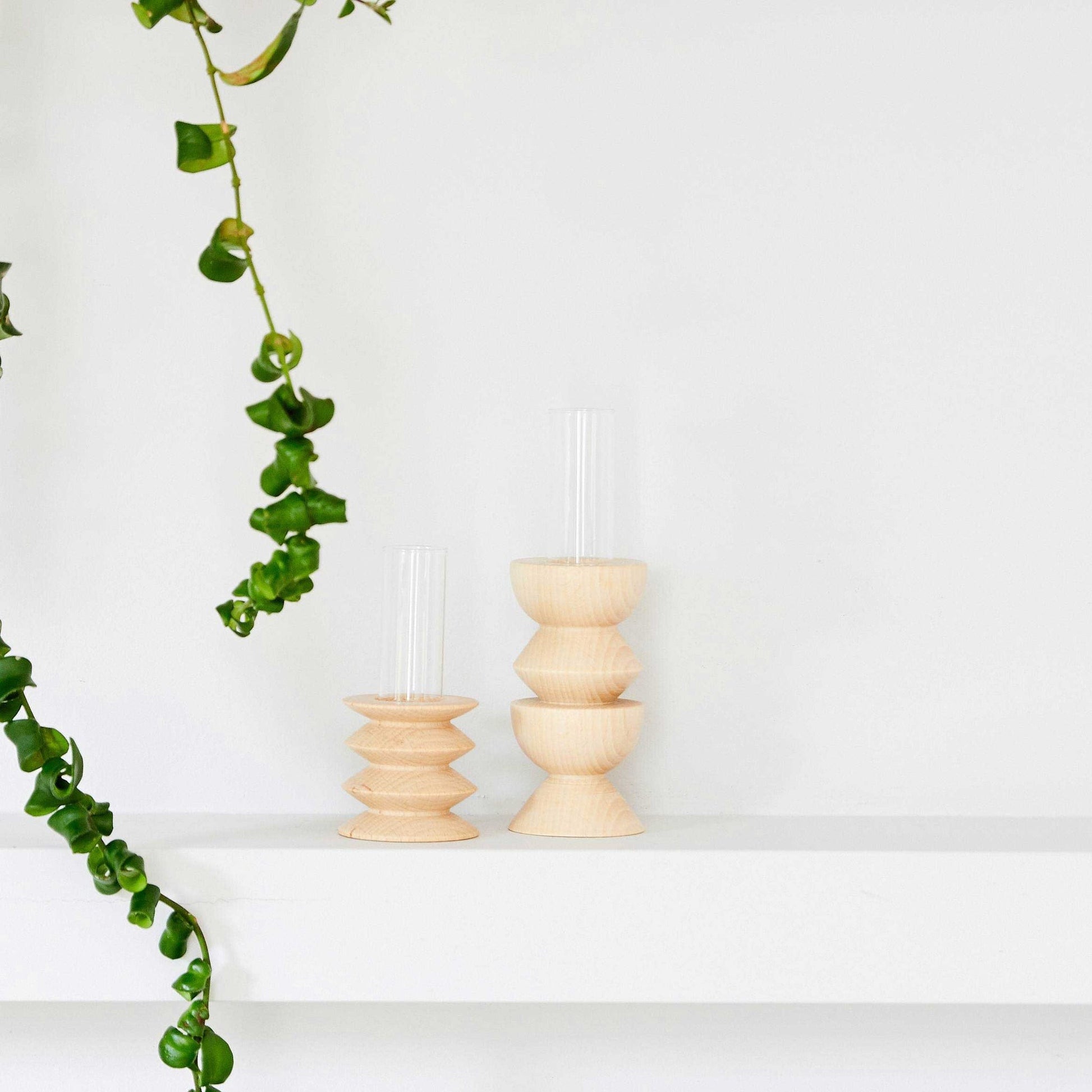 Vase Totem moyen Nº 3 en bois de hêtre et verre